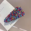 Vue détaillée d'une splendide pince à cheveux triangulaire en strass aux cristaux multicolores. - Multicolore Style B