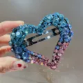 Gros plan détaillé de la jolie pince à cheveux cœur en strass dégradé bleu et rose. - Bleu Lac Bleu Clair Rose