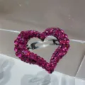 Détail de pince à cheveux cœur en strass rose scintillant, barrette géométrique en cristal pour femme. - Rose rouge