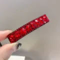 Detail de pince a cheveux en strass rouges, clip lateral scintillant pour belles coiffures. - Rouge