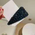 Gros plan sur la barrette à cheveux triangulaire en strass bleu foncé avec cristaux brillants. - Bleu Saphir