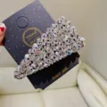 Gros plan de pince à cheveux triangle en cristal, détail de barrette scintillante strass. - Blanc