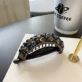 Vue détaillée de la pince à cheveux banane en cristal scintillant pour des coiffures élégantes. - Bleu Encre Gris