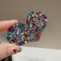 Detailansicht der glitzernden Strass Herz Haarklammer, süßes und elegantes Design. - Herz