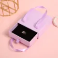 Tragbare Schubladen Schmuckschachtel Detail zeigt violette Verpackung mit schwarzem Samt. - Lila Band-Stil / 9*9*3cm (Inkl. Schwamm)