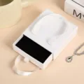 Caja de joyería de cajón blanca portátil con asa de cinta y inserto de terciopelo negro para anillos. - Estilo Portátil / 9*9*3cm (Con Esponja) / Blanco