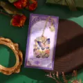 Exquisito marcapáginas de mariposa de metal con tarjeta morada y cadena, regalo y decoración. - Oración de Mariposa Púrpura Humo