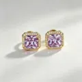 Eleganti orecchini a lobo quadrati in zirconia viola con alone pavé scintillante donna. - Stile Zirconia Quadrata Viola (ZG118)
