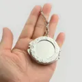 Kleine opvouwbare metalen make-up spiegel sleutelhanger, compacte ronde zakspiegel draagbaar. - Kant Rond / Zilver