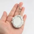Zilveren vintage metalen inklapbare make-up spiegel sleutelhanger met reliëf design. - Ovaal met kantrand / Zilver