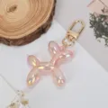 Vista detallada del llavero de perro globo rosa brillante con herrajes dorados. - Rosa Iridiscente