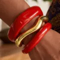 Chunky red resin and gold metal wave stacking bangle bracelet, stylish fashion jewelry set for women. - Resin Bangle Set (6825101)
