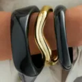 Chic minimalist chunky resin and wavy metal bangles set for women fashion jewelry style. - Resin Bangle Set (6825105)