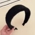 Schwarzer Plüsch Haarreif für Damen, weicher Flausch Stoff, bequemes Haar-Accessoire. - Schwarzes Plüsch Stirnband