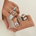 Set di anelli geometrici argentati spessi da donna, anelli impilabili minimalisti di tendenza. - Set di 7 pezzi argentati minimalisti a righe e spirali (6510401HB) / Argento