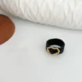 Anello cuore di perline nere e oro fatte a mano, stile dolce e cool, vista di dettaglio. - Stile Cuore Nero Oro / Nero