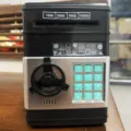 Elektronisches Kinder-Sparschwein als Safe mit Code-Tastatur und automatischem Geld-Einzug. - Schwarz