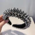 Diadema punk con tachuelas metálicas, aro de pelo plateado acolchado ancho moda alternativa - Estilo Remache