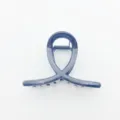Minimalist dark blue hair claw clip, unique loop crossed design detail view for daily hair styling - Figure-8 Hair Claw / 8cm / Bright Black