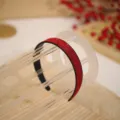 Nahaufnahme eines glitzernden roten Strasshaarbands, klar präsentiert. Schönes Detail der Kristalle. - 2.7cm Rutschfester Haarreif mit Kleinem Kamm / Rot