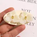 Détail de breloque chaussure fleur camélia résine blanche avec zircon jaune vif diy - Style Marquise / 1 Pièce/Paquet / Crème
