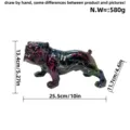 Ornamento in resina di bulldog graffiti colorato, statuetta di cane per arredamento. - Bulldog Inclinato in Cammino Sfondo Nero Fulmine Colorato