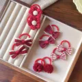 Süße Haargummis für Kinder mit roten Schleifen, Blumen und Bommel Designs. Elastisch. - 5 Paar Set / Burgunderrot