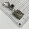 Portachiavi a libro gotico vintage in argento con simbolo triquetra e campanello piccolo. - QX-B10