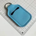 Llavero de neopreno azul claro en detalle, funda portátil para botella con anilla. - Azul claro