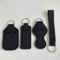 Vista detallada del conjunto de soportes para pintalabios y llaveros de neopreno negro. - Set de 4 Piezas Negro Puro