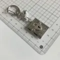 Portachiavi in metallo argentato con ciondolo a libro vintage e serratura a cuore. - QX-B5