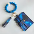 Portachiavi con bracciale in perline di silicone blu, porta carte stampato galassia e nappa chic. - Blu Stellato