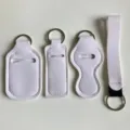 Detalles del estuche de lápiz labial de neopreno y llavero, material duradero con anillos metálicos. - Conjunto de Cuatro Piezas Blanco Sólido