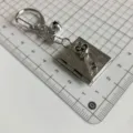 Silberner Gothic Buch Schlüsselanhänger Detailansicht mit Miniaturschlüssel und Glöckchen. - QX-B3