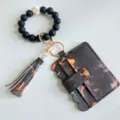 Detail du porte-cartes marbre porte-cles dragonne avec perles en silicone et beau pompon. - Noir