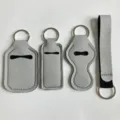 Detalle de soporte de neopreno que muestra varios tamanos para gel de manos y llavero. - Juego de 4 piezas gris