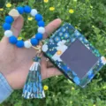 Portafoglio porta carte con cerniera a stampa floreale e braccialetto con perle di silicone. - Blu zaffiro