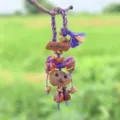 Ciondolo sospeso fatto a mano in guscio di noce e semi naturali, decorazione per auto e borsa. - Q-B5
