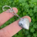 Zilveren hartje medaillon sleutelhanger met pootafdruk hanger en vintage graveerontwerp. - Hanger + D-ring Sleutelhanger