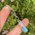 Detailaufnahme eines Mini-Glas-Wunschflaschen-Schlüsselanhängers mit blauen Sternen. - Himmelblau