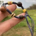 Pulsera trenzada tibetana hecha a mano con cordones de colores y cuentas étnicas vintage. - A-F05