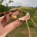 Detalle exquisito de pulsera tejida estilo tibetano con cuentas únicas y borlas lindas. - A-F04