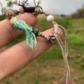 Pulsera trenzada de estilo tibetano hecha a mano con cuentas coloridas y borlas. - A-F02