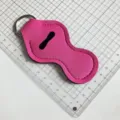 Porte-clés étui à rouge à lèvres en néoprène rose, détail de housse de baume à lèvres. - Rose rouge