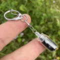Kleine Glasflasche Wunschflasche Schlüsselanhänger mit Metallclip und schwarzer Füllung. - Schwarz