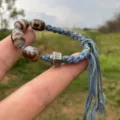 Pulsera tibetana trenzada a mano de estilo étnico con cuentas y borlas en la muñeca. - A-F01