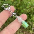 Nahaufnahme Detail eines kleinen Glas Wunschflaschen Schlüsselanhängers mit Sternen. - Obstgrün
