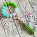 Silikon Perlen Schlüsselanhänger mit PU Leder Quaste, bunte Armband Schlüsselring für Frauen. - Obstgrün
