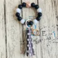 Silikon Perlen Armband Schlüsselanhänger mit PU Leder Quaste Schwarz Weiß Perlen Ring - Stil 3
