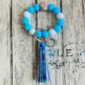 Nahaufnahme des Silikonperlen Schlüsselanhängers mit Holzkörper und blauer Quaste. - Stil 4